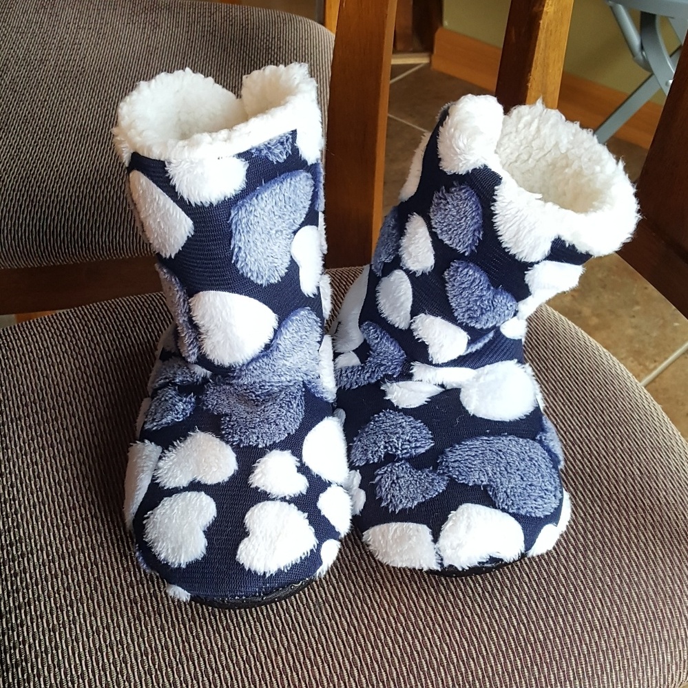 NWOT Heart Slippers Booties